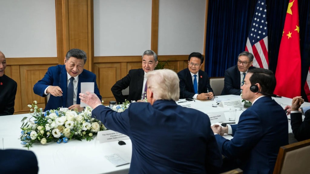 習特會|特朗普展示一張照片,習近平看完笑到瞇瞇眼。 White House  習特會|特朗普展示一張照片,習近平看完笑到瞇瞇眼。 White House