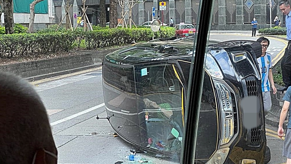 七人車被撞至翻側，司機困在車廂仍清醒。網上圖片