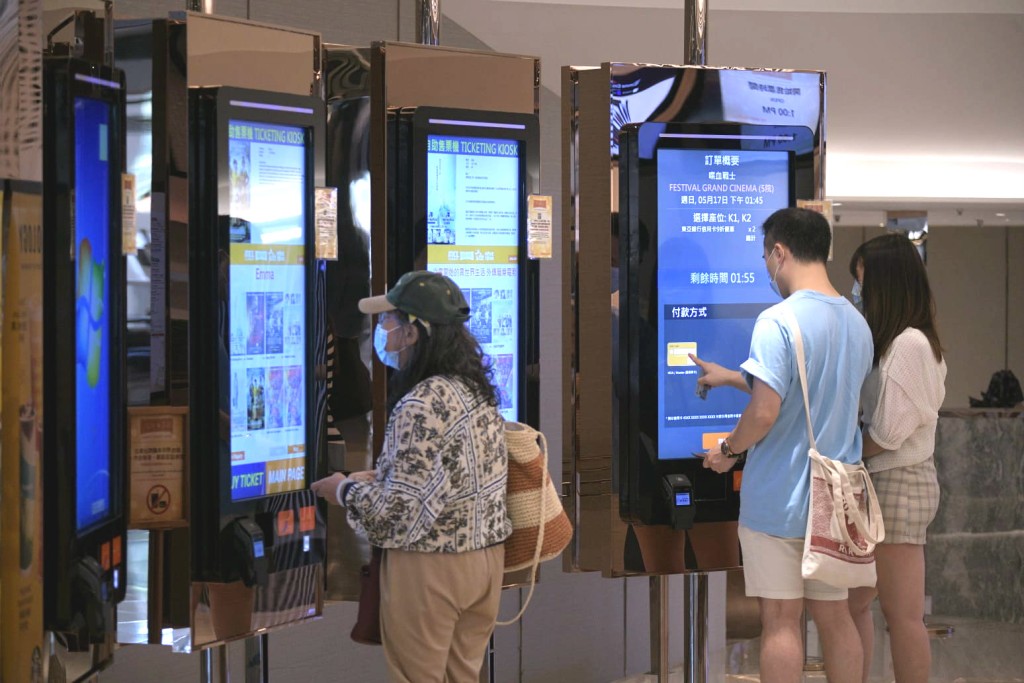 戲院顧客增多。