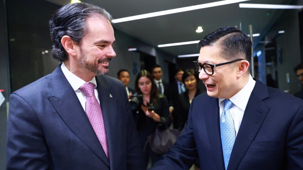 鄧炳強今日會見訪港的國際刑警組織秘書長Valdecy Urquiza代表團。鄧炳強fb