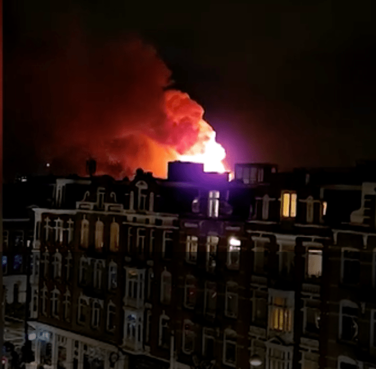 火警發生後建築受損，消防當局目前仍在調查起火原因，暫未確認是否與違規燃放煙花有關。路透社