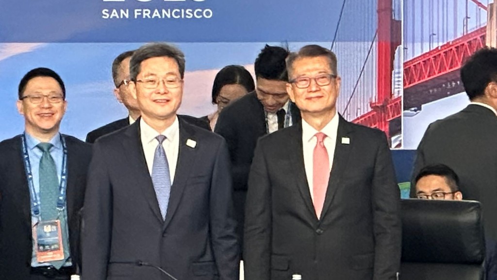 财政司司长陈茂波会上坐在中国财政部长蓝佛安旁边。