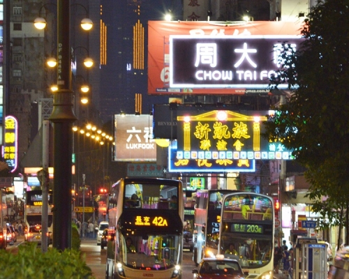 598違規招牌超一年仍未拆。資料圖片