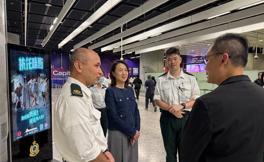 海關助理關長蔣依莉先後前往羅湖管制站、落馬洲支線管制站、港珠澳大橋香港口岸及西九龍高鐵站，實地視察通關概況。香港海關fb圖片