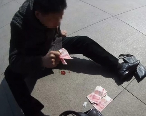 為了吸引途人注意，李男只好扔出多張百元鈔票，希望有途人救他。 網圖