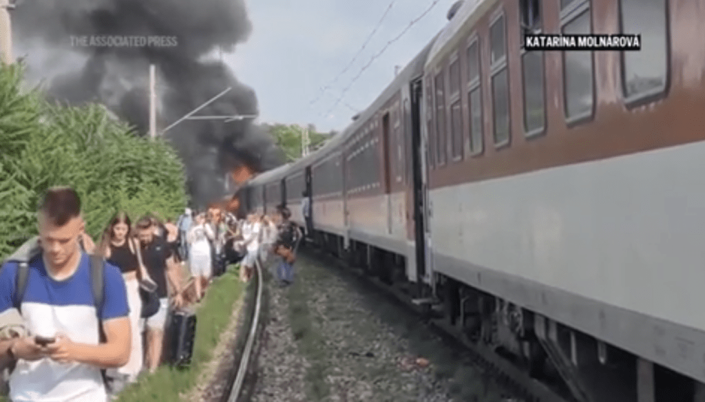 當地媒體公布的影像顯示，列車車身部分起火，濃濃灰煙沖向天際，一旁則是拿着行李的乘客。美聯社