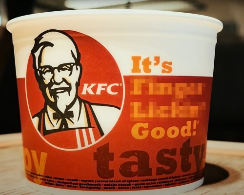 肯德基炸雞桶上的「Finger Lickin」被打上馬賽克。 影片截圖