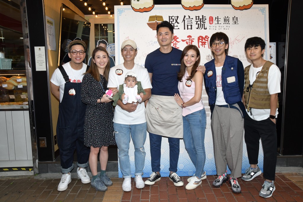 (左起)小肥、陳柏宇一家三口、蕭潤邦、江若琳及艾粒齊齊在分店前合照。