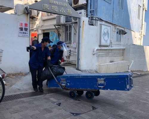 仵工將屍體移走。楊偉亨攝