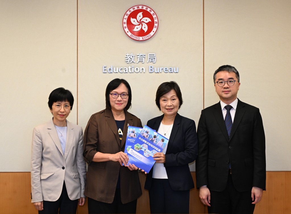 教育局發表《中小學數字教育發展藍圖》，要求教師在現行三年150小時專業進修中，撥出30小時進行人工智能培訓。