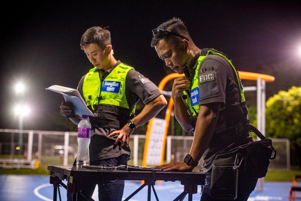 警長曾憲鵬(右)安排演習予警察無人機隊成員，為全運會作萬全準備。