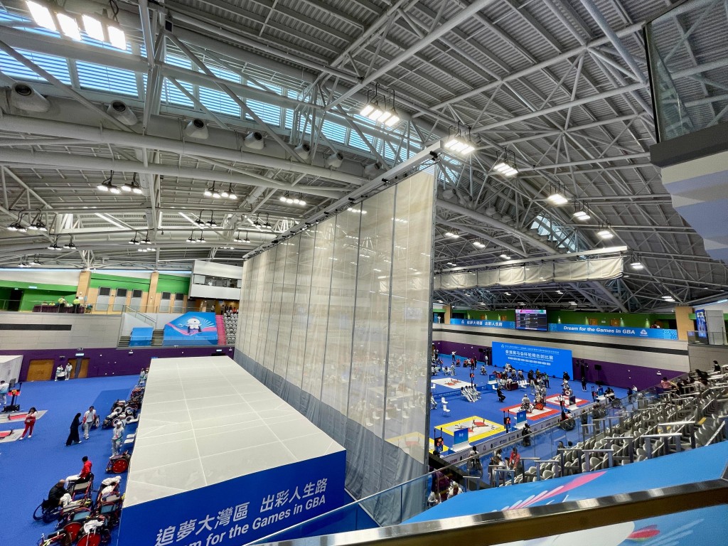 大会将马鞍山体育馆主场分成两边，一边是赛垣，一边是运动员的热身场。徐嘉华摄