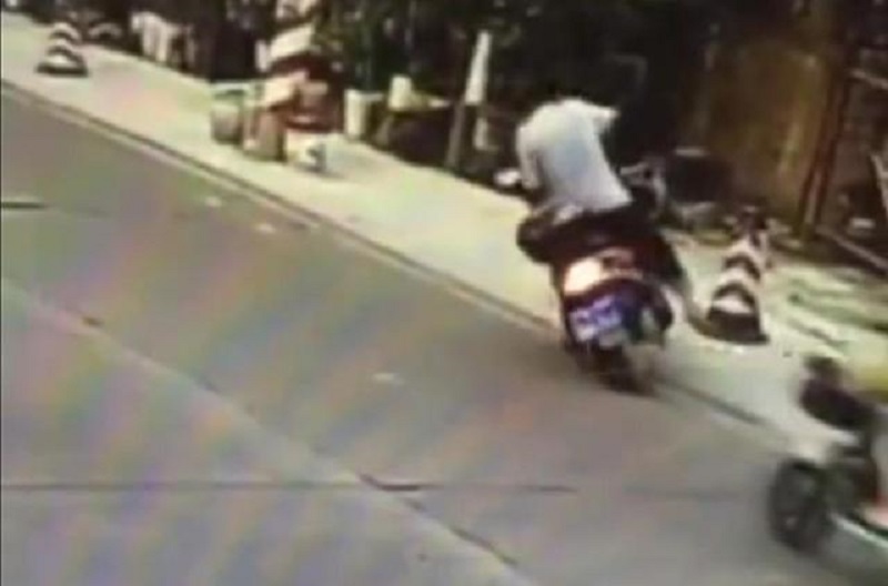 老人推電單車時不慎跌倒。網上圖片