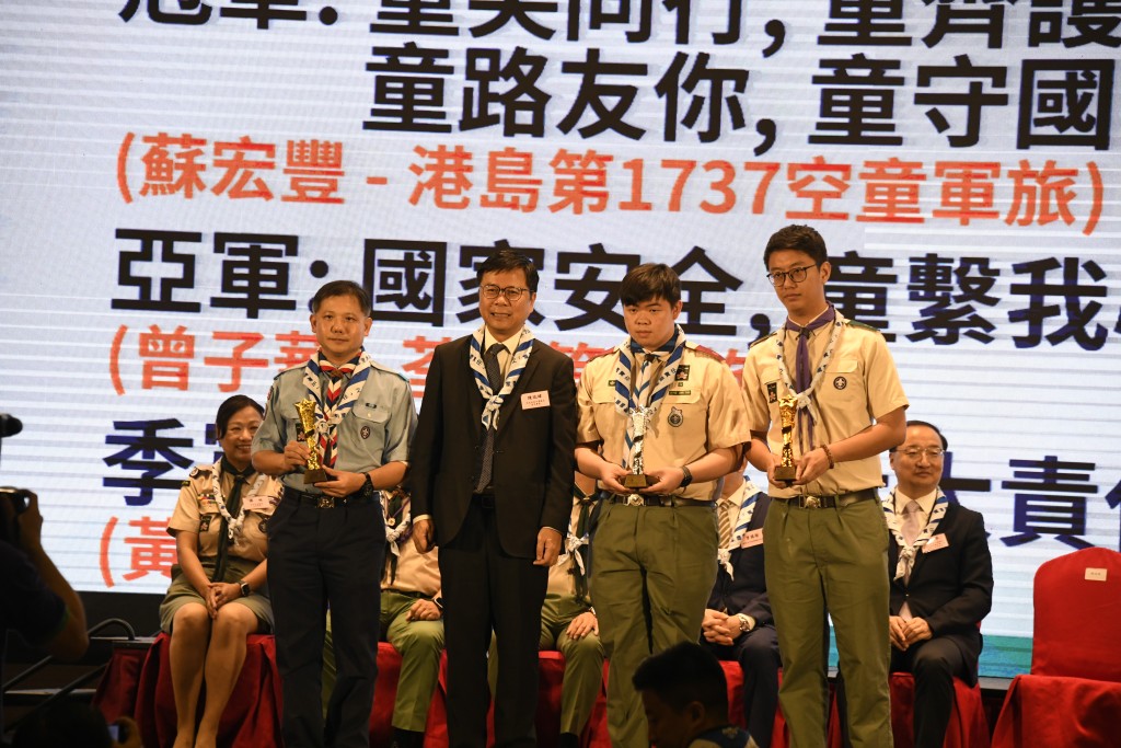 民政及青年事务局青年专员陈瑞纬颁奖。杨伟亨摄