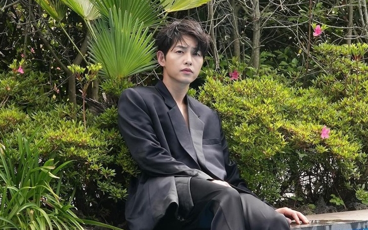 宋仲基憑演技令人氣回升，獲邀擔任本屆釜山影展開幕主持一職。