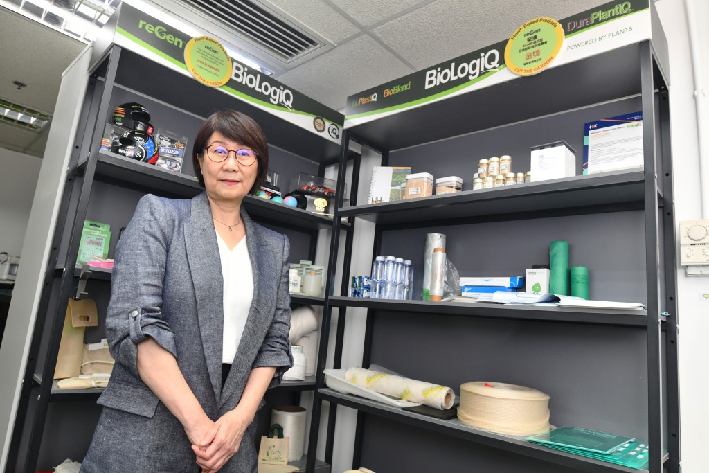 董事總經理李蕙苓與BioLogiQ產品合照。