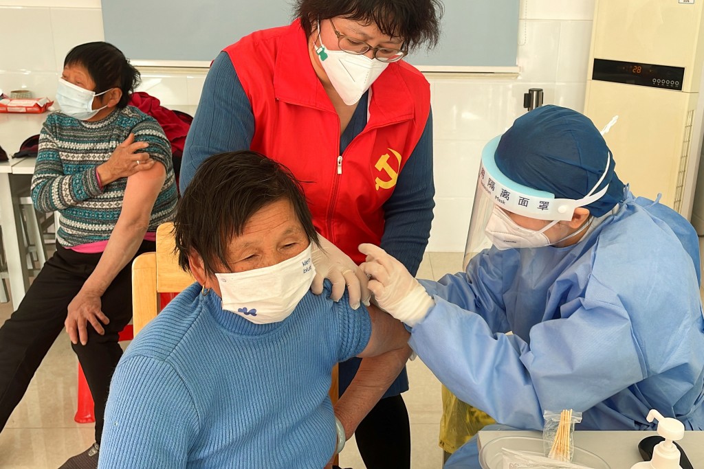 上海加强为市民接种疫苗。路透社