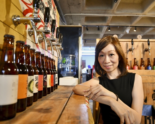 PureLiving行政總裁何寶琪與科大團隊研發本地首款天然酵母，並與釀酒廠合作推出新口味啤酒。盧江球攝