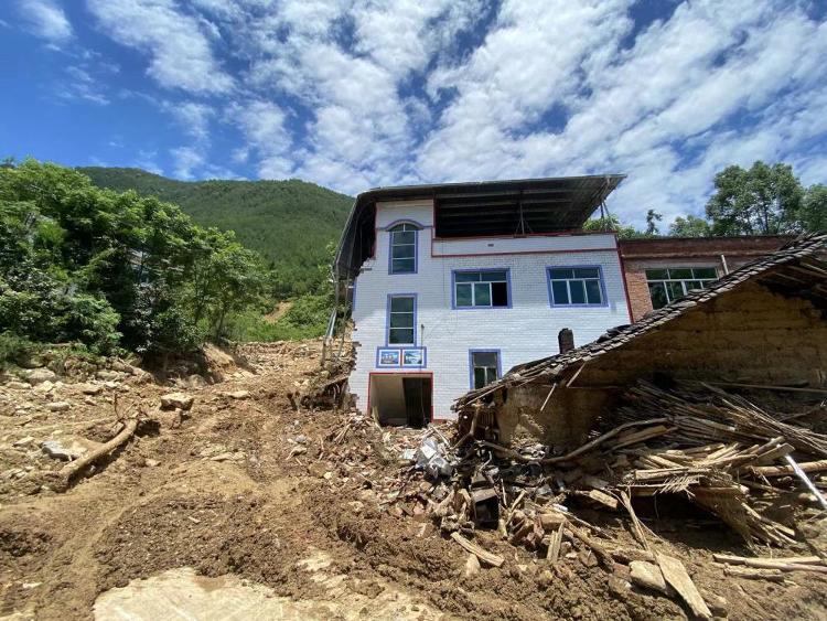长滩镇林场村多间房屋倒塌。新华社