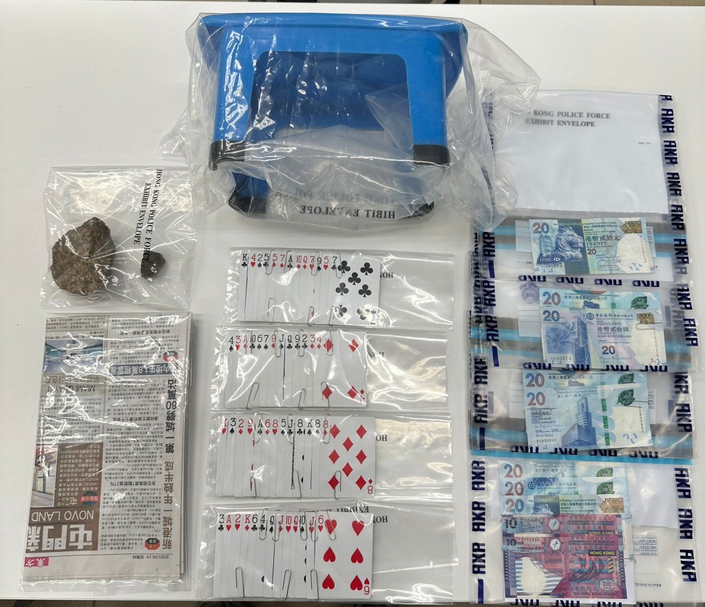 警方檢獲一批賭具及小量現金。