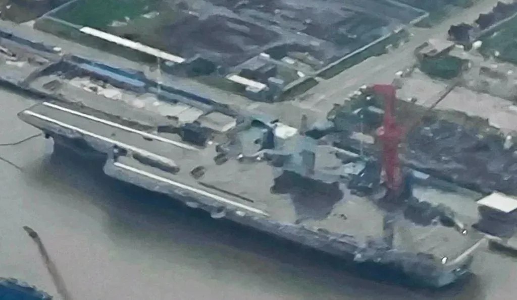 有軍迷利用乘客機經過造船廠上空機會偷拍中國戰艦建造情況。