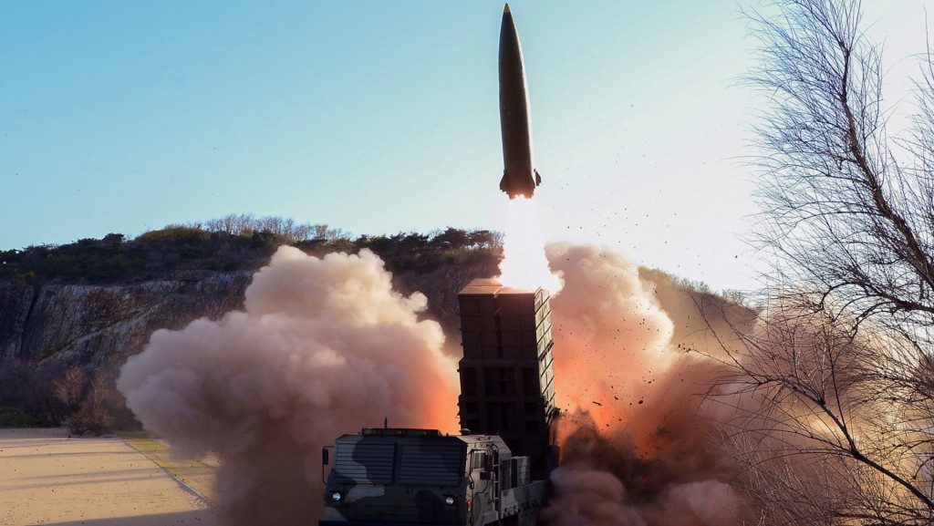 南韓稱偵察到北韓昨日發射了2枚飛行物。AP 