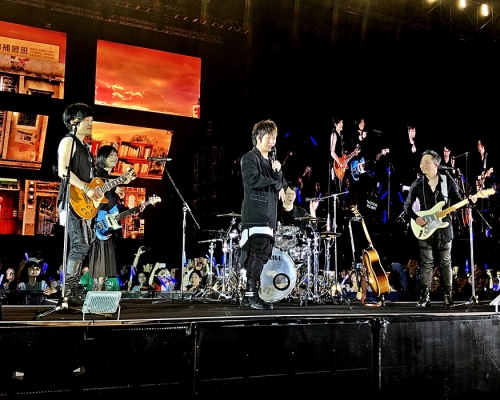 五月天今晚在迪士尼樂園開騷。