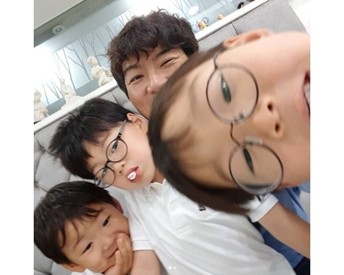 宋一國將帶三胞胎陪妻子赴法國。