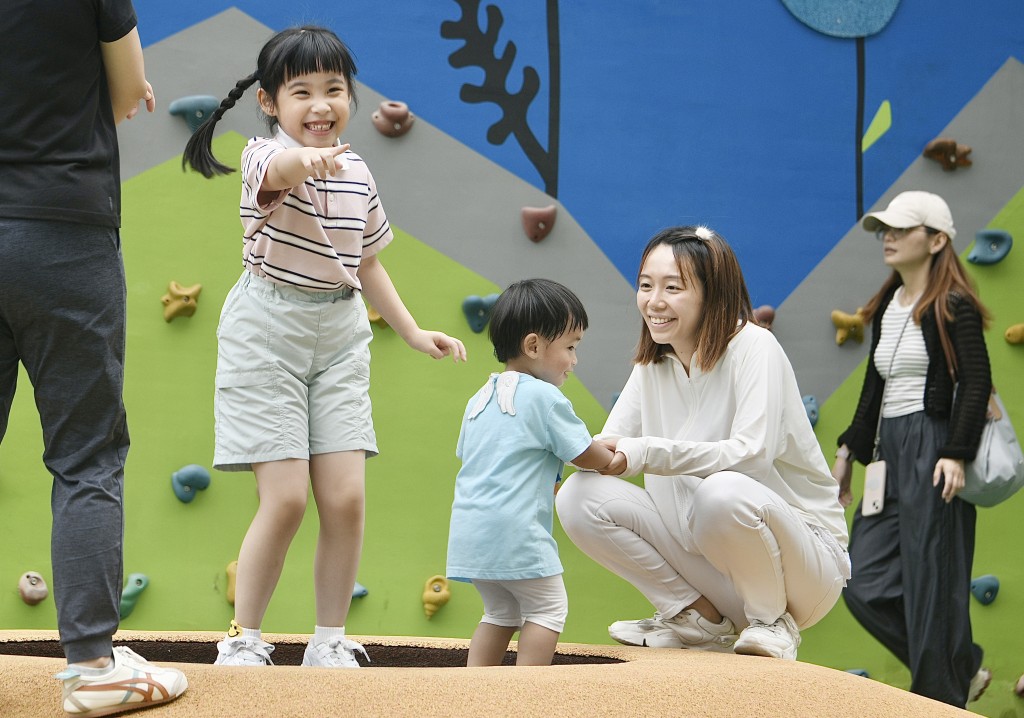 現時只有父或母其中一方申索全部子女免稅額。資料圖片 現時只有父或母其中一方申索全部子女免稅額。資料圖片