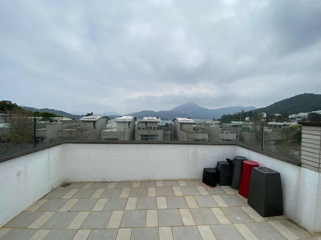從天台外望屋苑其他洋房，遠望山景。