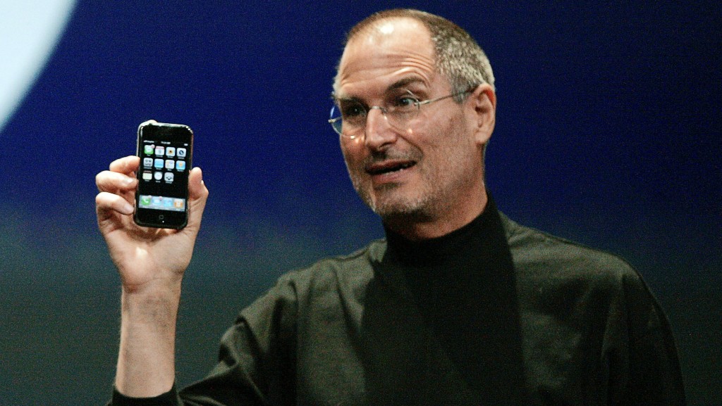 2007年，乔布斯发布第一代iPhone。 路透社