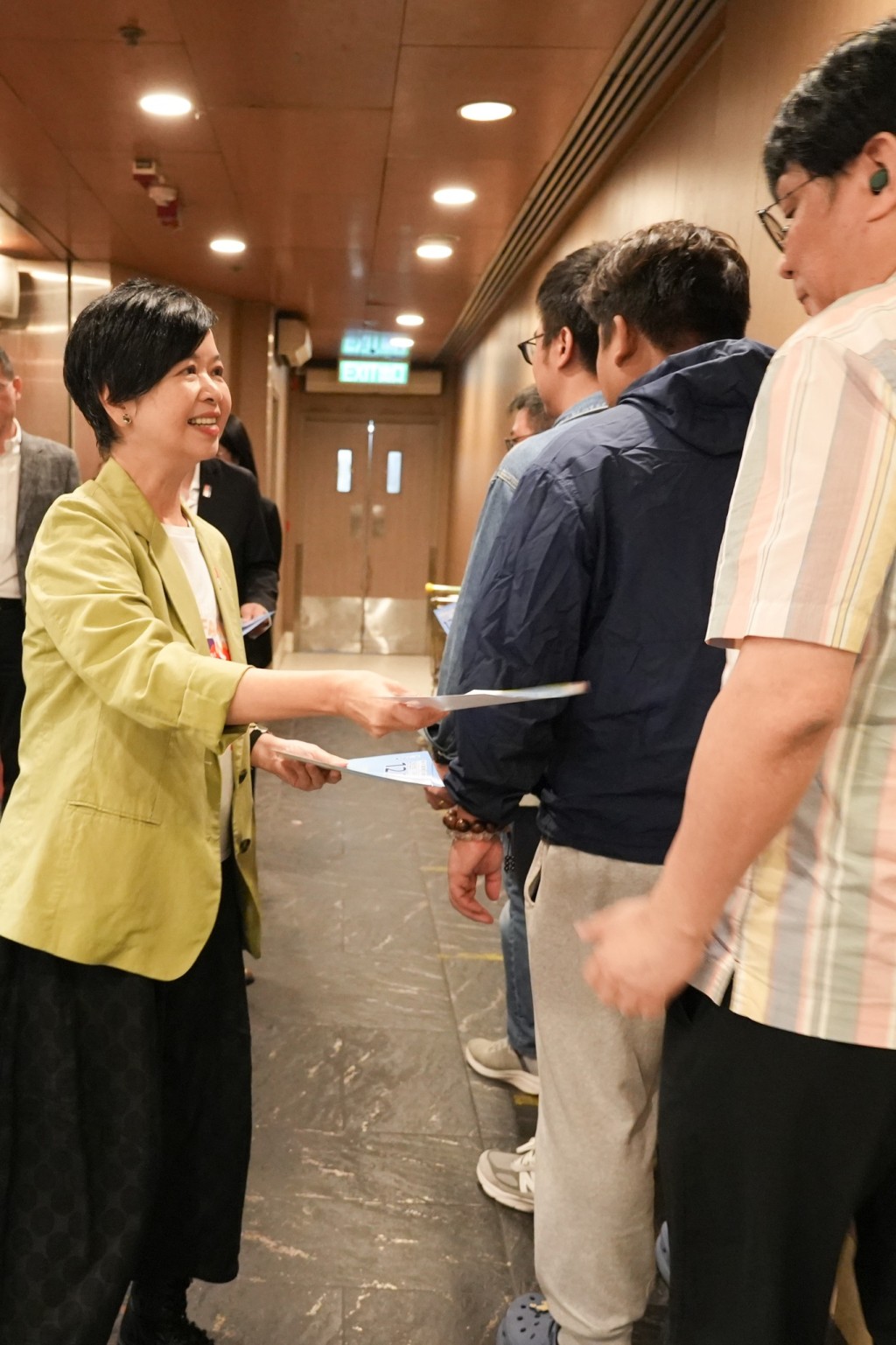 何永賢向房署同事派發選舉單張。何永賢FB圖片 何永賢向房署同事派發選舉單張。何永賢FB圖片