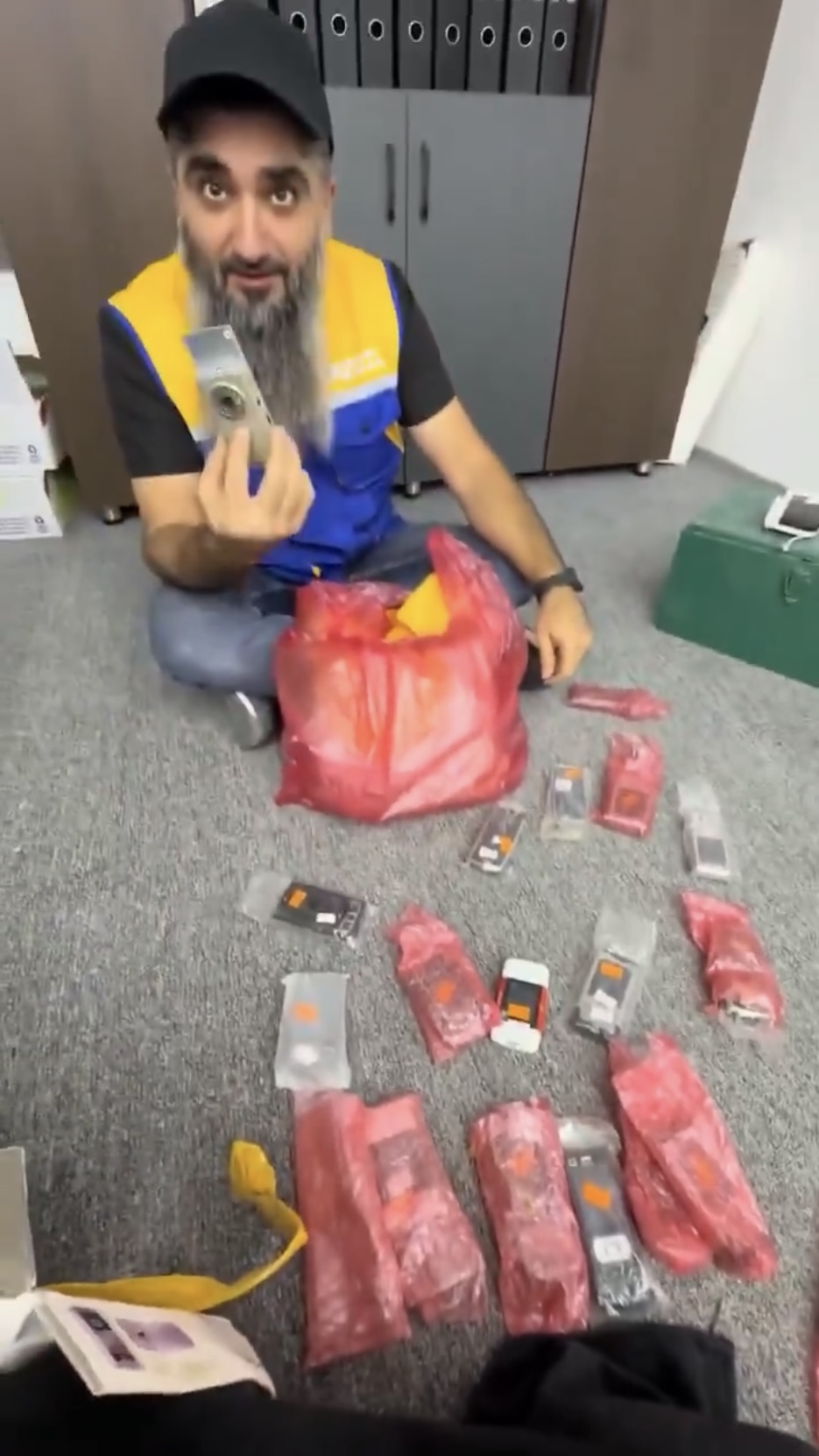 利比亞商人2010年訂「潮流手機」，2026年才收貨。 X@Renardpaty