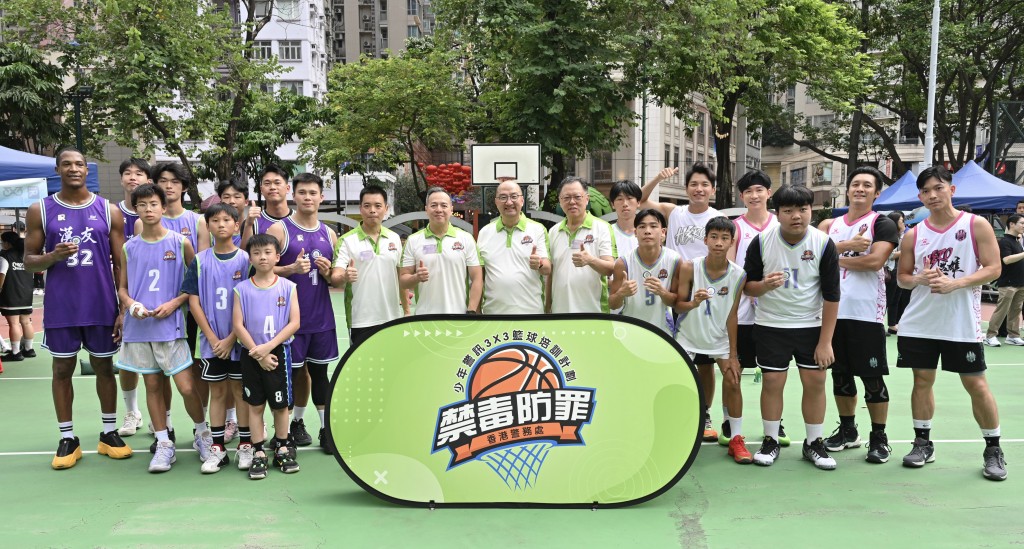 警務處處長周一鳴(後排左八)、香港賽馬會公司事務執行總監譚志源(後排右七)、天使長行動委員會主席唐大錦(後排右六)和港島總區指揮官區永樑(後排左七)與表演賽隊伍合照。政府新聞處圖片 警務處處長周一鳴(後排左八)、香港賽馬會公司事務執行總監譚志源(後排右七)、天使長行動委員會主席唐大錦(後排右六)和港島總區指揮官區永樑(後排左七)與表演賽隊伍合照。政府新聞處圖片