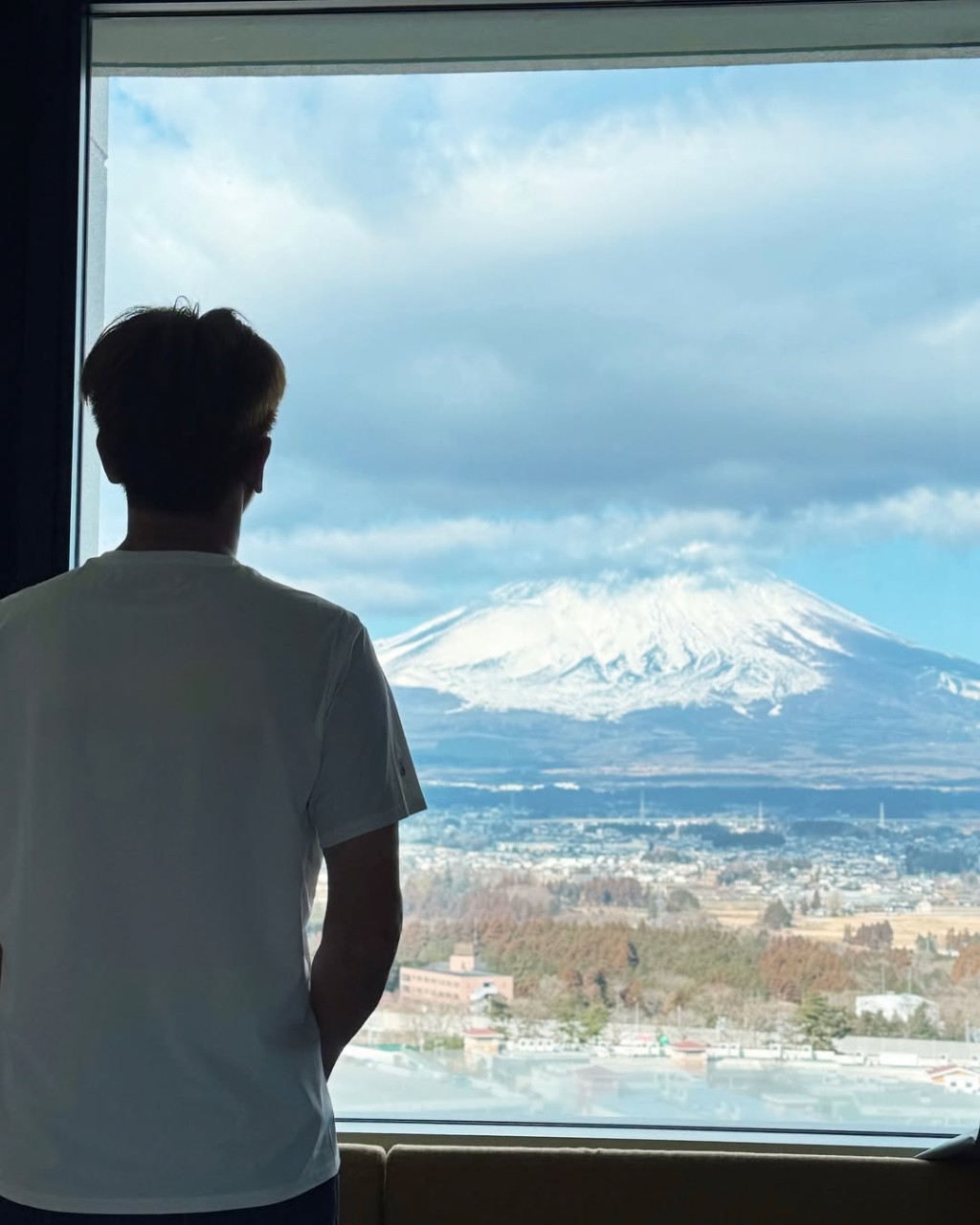 馬國明面對富士山。