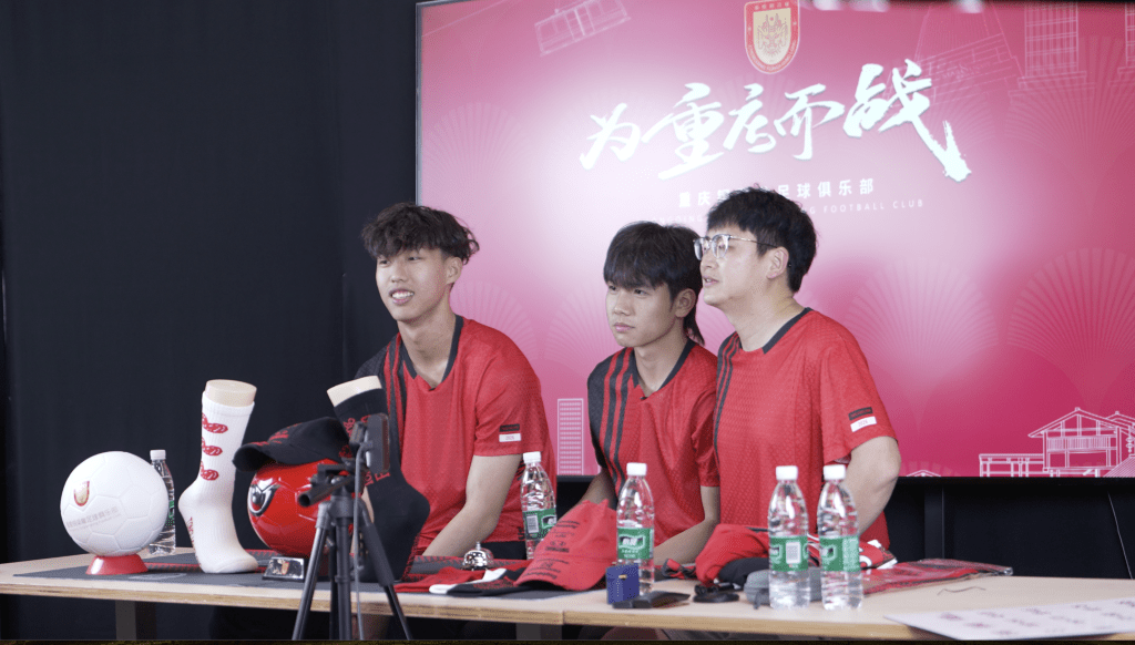 吴宇曦（中）与队友参与球会宣传活动。节目组图片
