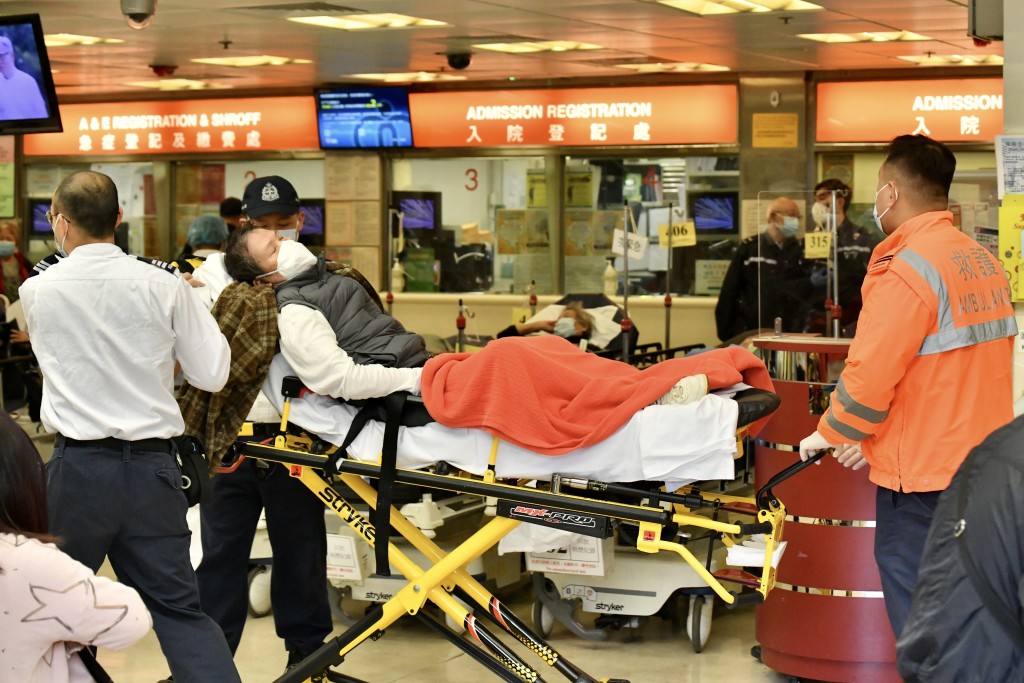 元旦日后公众假期，公立医院急症服务持续紧张。图为伊利沙伯医院急症室。（卢江球摄）