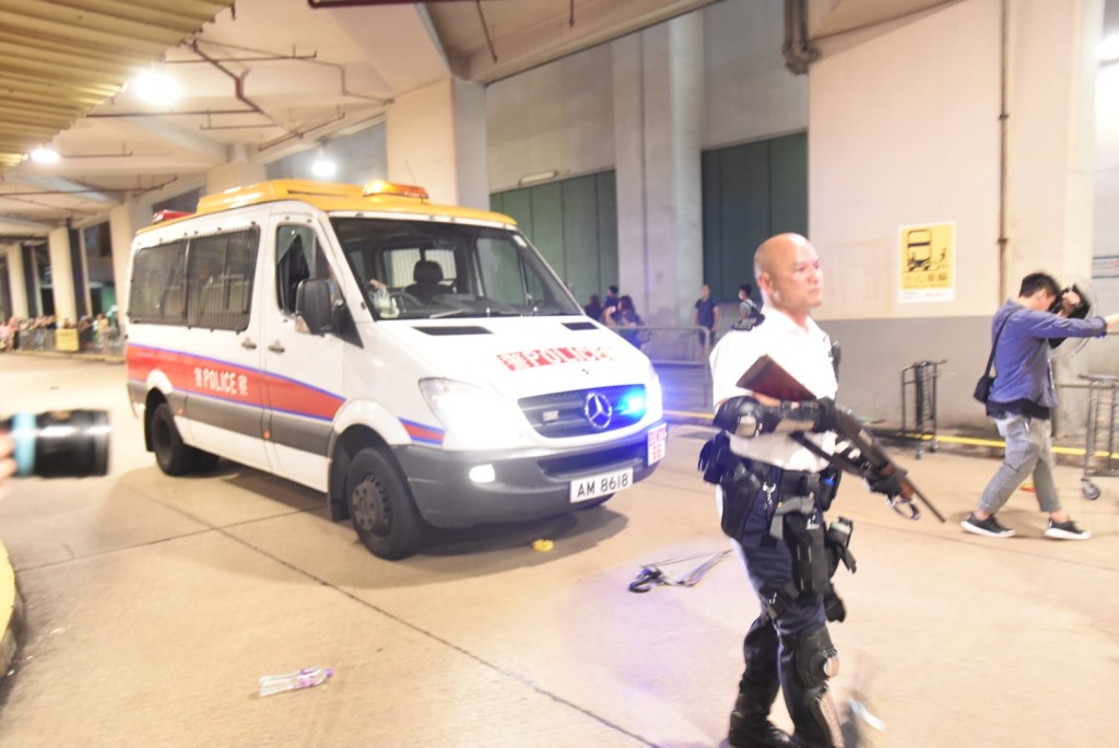 警員一度舉槍。