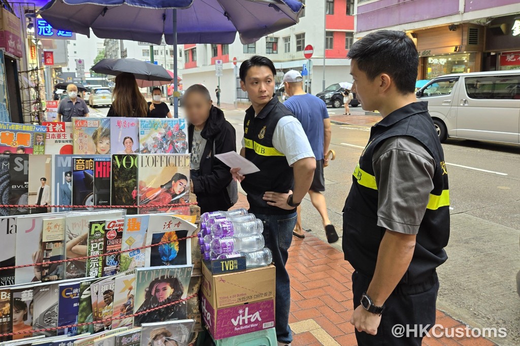 香港海关税收罪案调查科联同情报科人员，一连两周巡逻全港各区超过300档报摊。香港海关fb