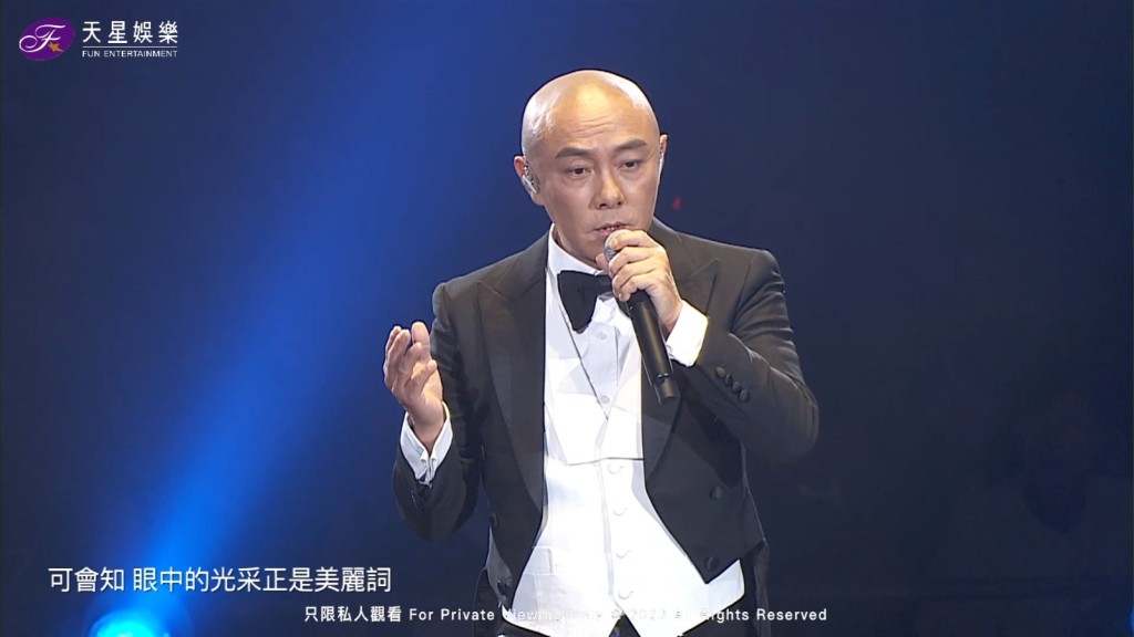而张卫健就现身连唱多首张国荣金曲，如：《明星》、《为你钟情》等，更疑似一度唱到哽咽。