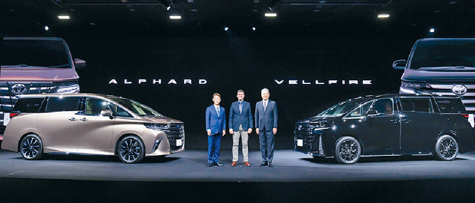 ■(左起)Alphard/Vellfire總工程師吉岡憲一、開發部總經理Simon Humphries及豐田社長佐藤恒治一同出席新車發佈會。 ■(左起)Alphard/Vellfire總工程師吉岡憲一、開發部總經理Simon Humphries及豐田社長佐藤恒治一同出席新車發佈會。