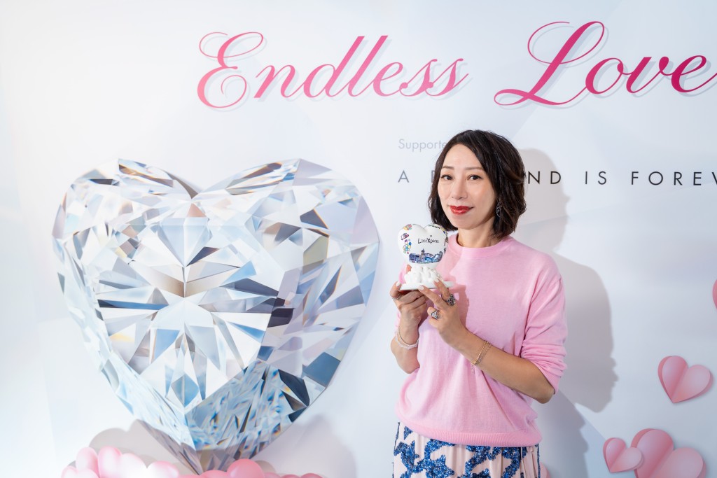 De Beers集團天然鑽石市場總監Loletta認為LoveXpress的創會理念跟天然鑽石同出一轍,她希望每個人都出一分力,為自閉症家庭和孩子獻出愛與關懷。 De Beers集團天然鑽石市場總監Loletta認為LoveXpress的創會理念跟天然鑽石同出一轍,她希望每個人都出一分力,為自閉症家庭和孩子獻出愛與關懷。