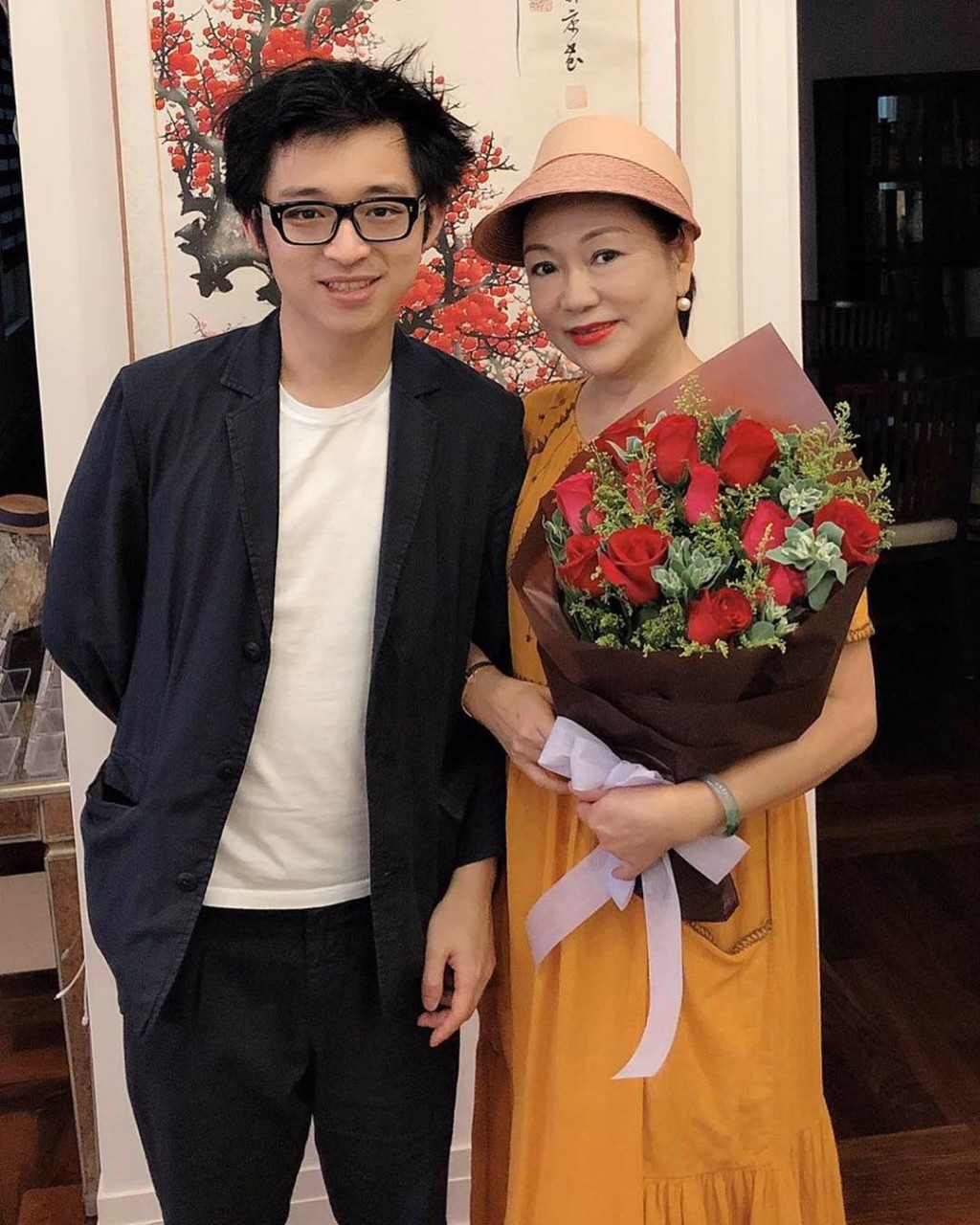 林母反對阿仔同裕美交往,林作反指同樣失婚,兼且感情生活多姿多采嘅媽媽雙重標準,有口話人冇口話自己。