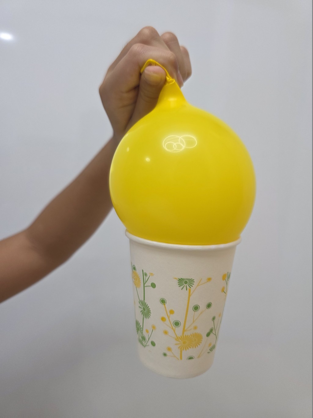 然後提起氣球，此時你會發現紙杯同時被提起了（圖片授權：工程師媽媽）