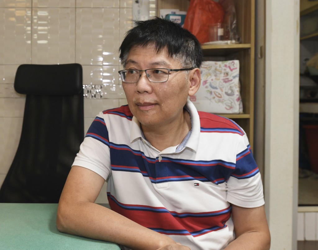 财务总监邓伟源自1980年由飞机工程学徒转行入舖,一做46年,直言人工成本对比十年前已升2至3倍,占比最大;食材价格最低与最高可差1.5至2.5倍,应对方法是「趁低吸纳,好似炒股票一样」。 财务总监邓伟源自1980年由飞机工程学徒转行入舖,一做46年,直言人工成本对比十年前已升2至3倍,占比最大;食材价格最低与最高可差1.5至2.5倍,应对方法是「趁低吸纳,好似炒股票一样」。