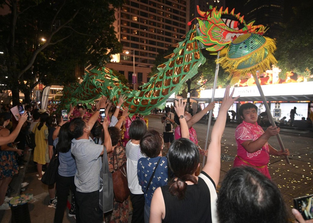 「國慶中華龍獅大匯演」於中環舉行，吸引不少市民圍觀。陳浩元攝