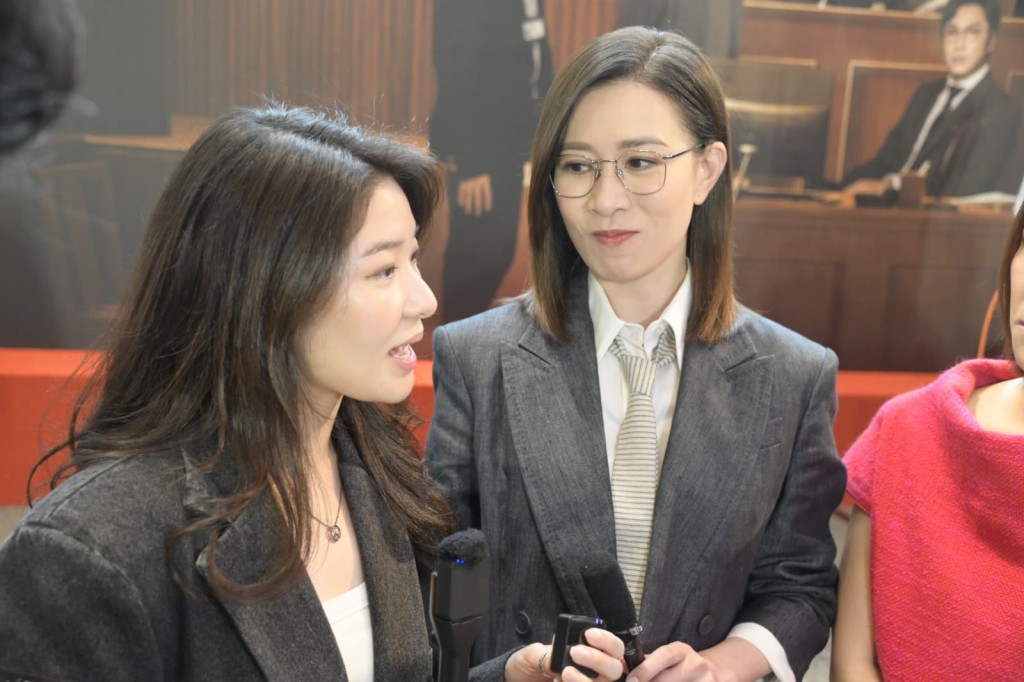 家姐好照顧妹妹，眼神有愛~