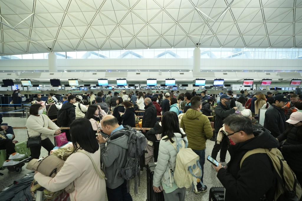 机场亦有大批巿民出外度假。