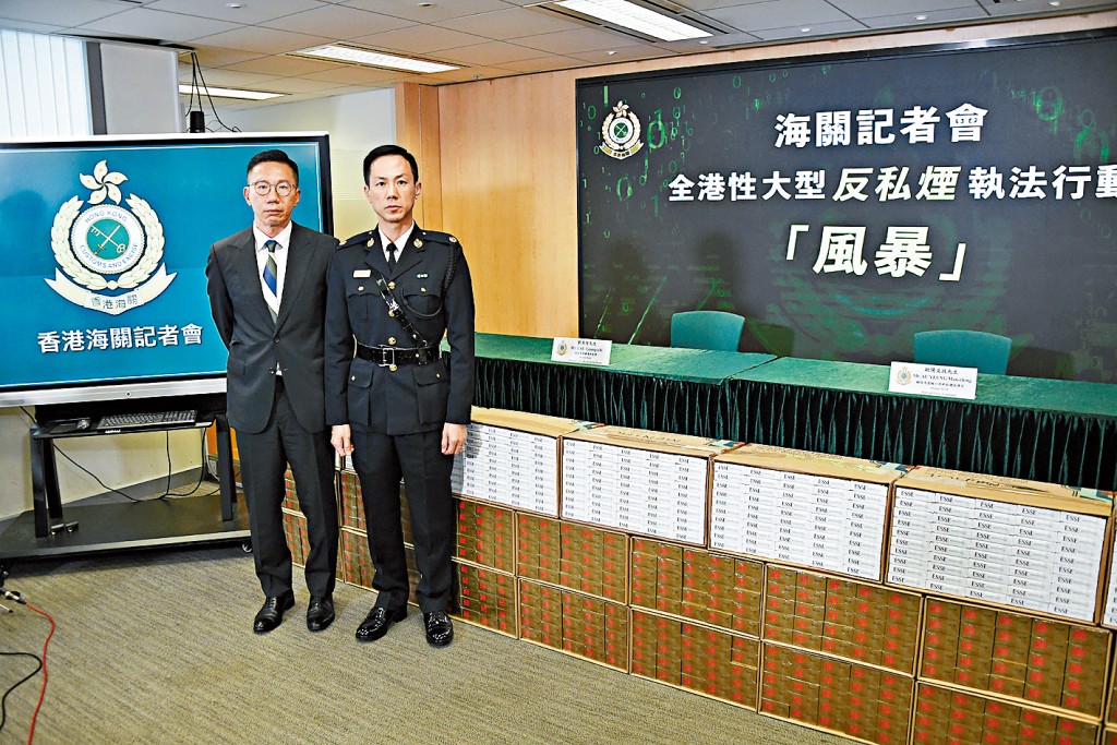 海關劉良智及歐陽文政講述打擊走私香煙的行動。