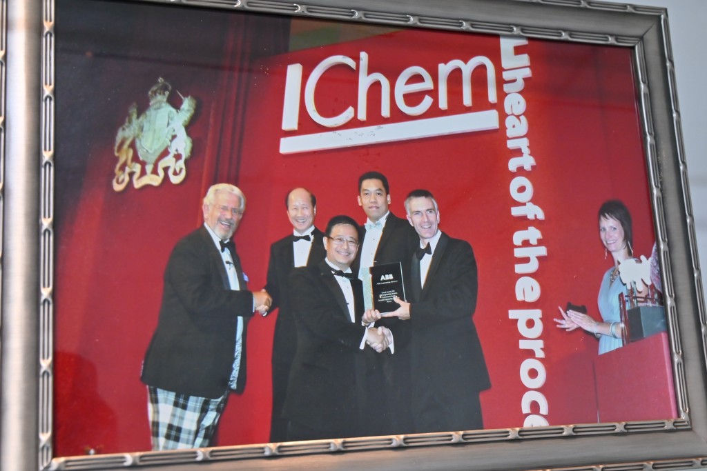 VMAT於2006年獲得英國化學工程師學會 (IChemE) 環保大獎，鄭文聰及其團隊親赴英國領獎。